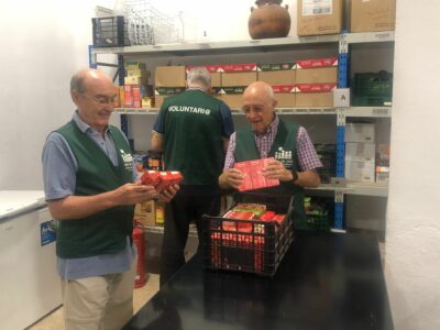Voluntarios de MÁS DE DOS preparan la campaña de alimentos